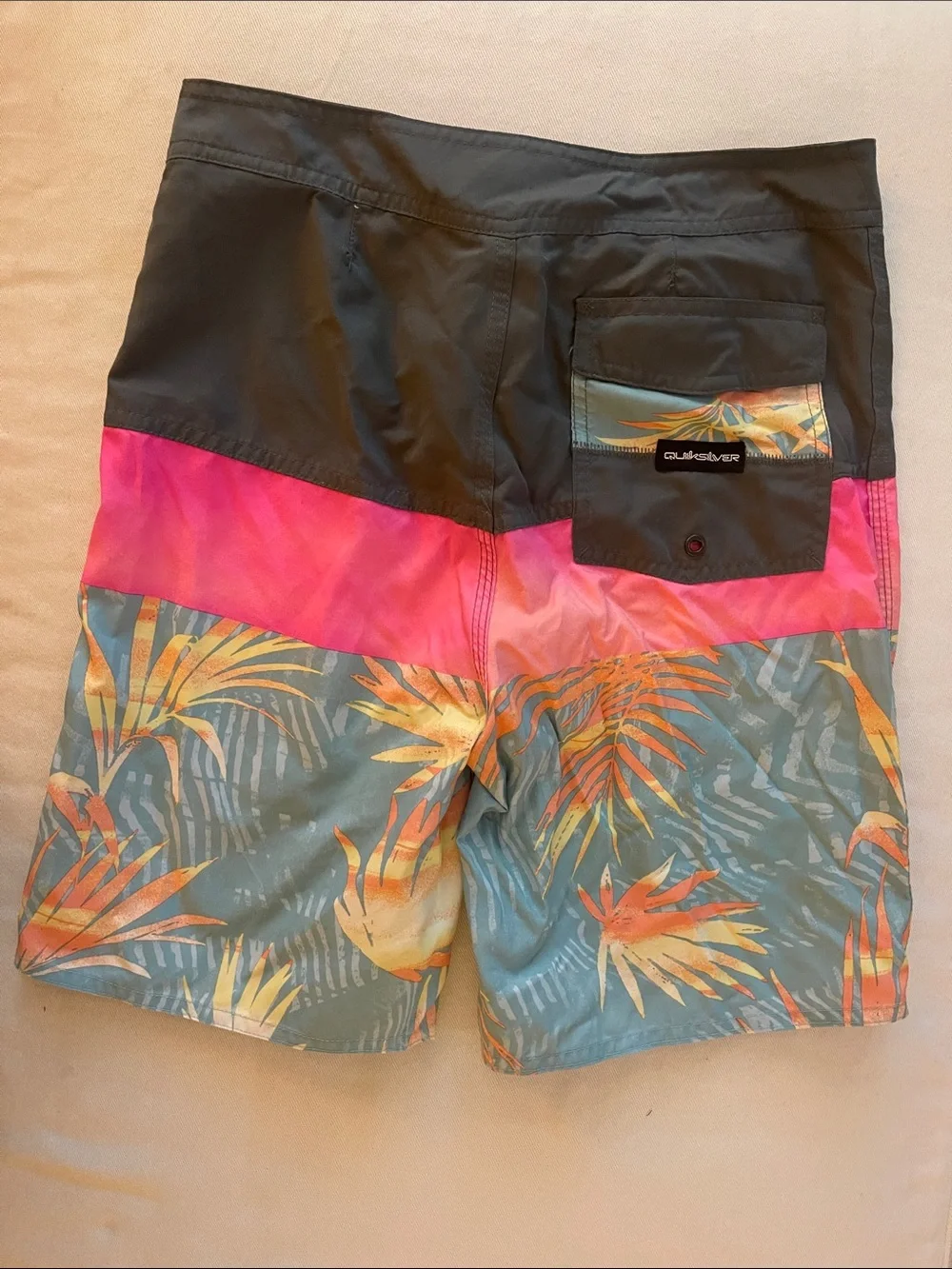 Quiksilver Size 28/14 Tropical Swim Trunks in Black, Pink & Teal